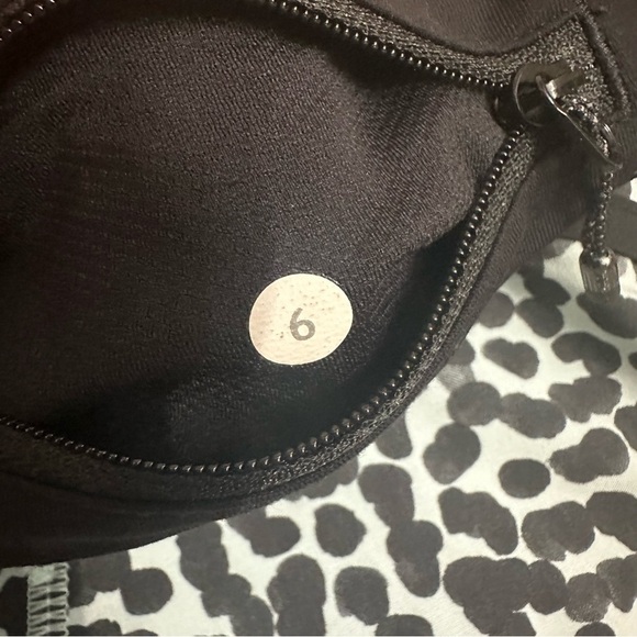 Lululemon Running Shorts Athletic Blue Black Polka Dot Gym Workout Size 6 Small - Picture 5 of 5